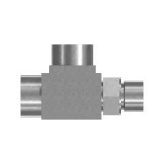 Caterpillar 37.5mm Long Tee Adapter — vista en tres cuartos