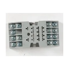 Caterpillar Electrical Relay Socket — vista en tres cuartos